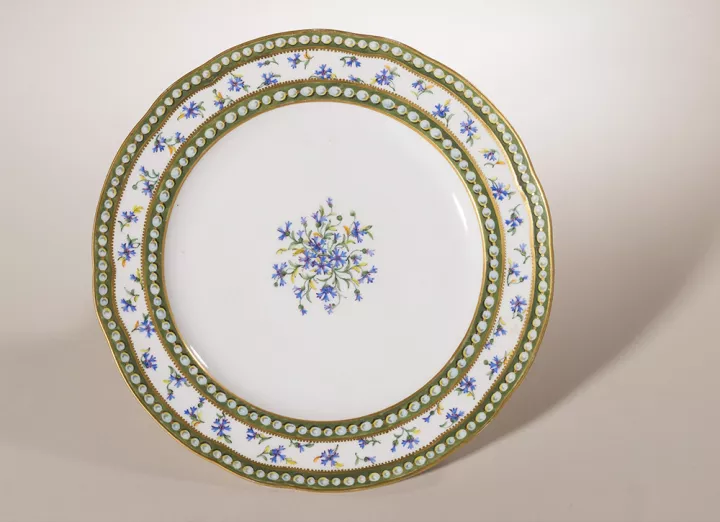 Service "à perles et barbeaux" de Marie-Antoinette : assiette plate